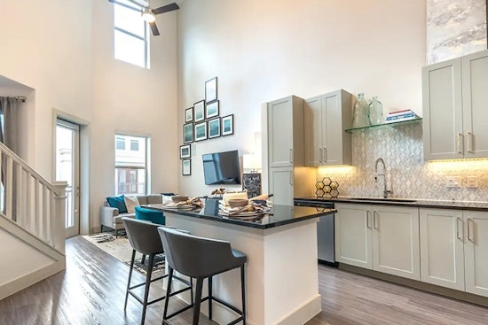 What apartments will $3,100 rent you in Oak Lawn, this month?