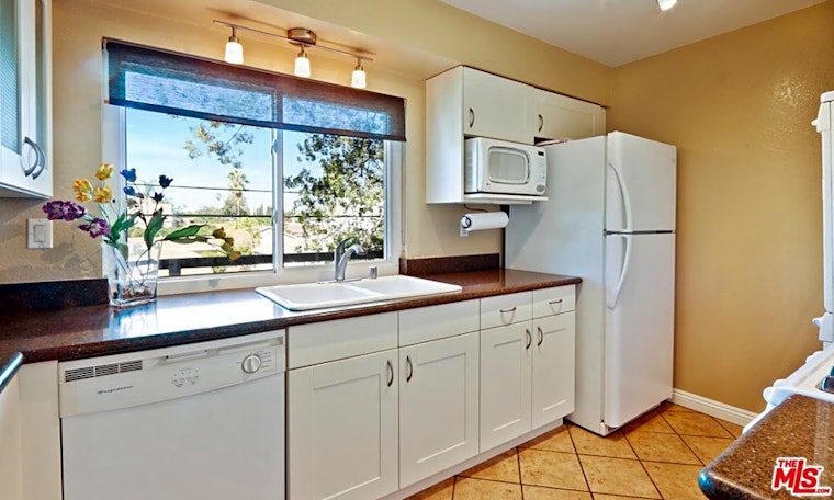 What apartments will $2,400 rent you in North Hollywood, today?