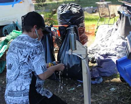 Oakland activists build hand-washing stations for unhoused, as city’s sanitation plan falls short