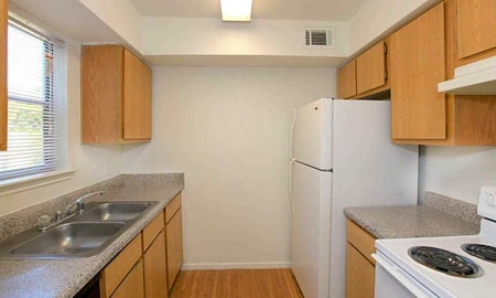 What apartments will $900 rent you in Edgebrook Area, this month?