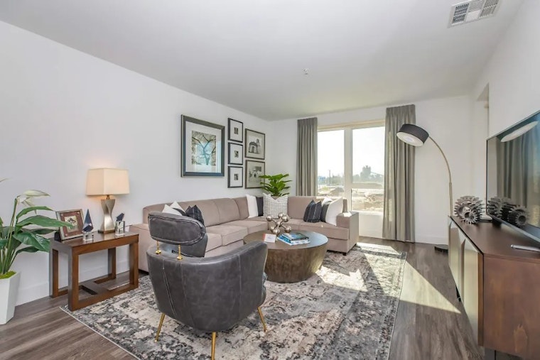 What apartments will $2,800 rent you in North Valley right now?