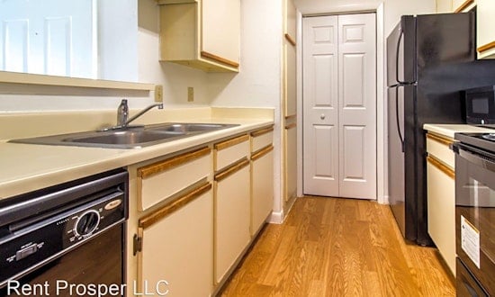 What apartments will $1,000 rent you in South Semoran, this month?